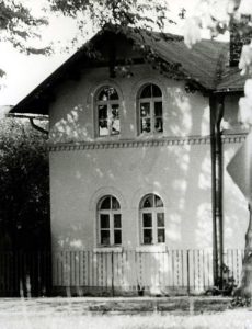  Haus der Gemeindebibliothek - bis 1990 Treffpunkt des Fotozirkels. 