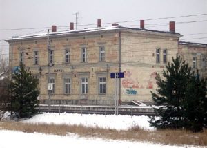 In Glöwen steht eines der eindrucksvollsten und zugleicht ruiniertesten Bahnhofsgebäude.