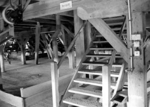 Im Innern des Speichers führt diese Holztreppe in das Dachgeschoss.
