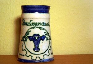  In Sendung 40 des Fotoforums wurde dieser Bierkrug präsentiert. Er zeigt das von Georg Drasché entworfene Paulinenaue-Logo und auf der Rückseite die Jahreszahl „1981“.
