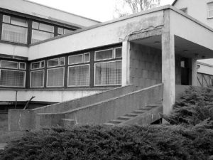 Das etwas marode Treppenhaus zum Institutsgebäude erinnert an die goldenen Tage des Forschungsstandorts Paulinenaue. Das Gebäude wurde 1967 eröffnet.