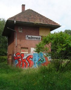  Erste Spuren hinterließ FHC bereits vor einigen Jahren. Die Aufnahme des Stellwerks im Lindholz aus dem Jahre 2004 zeigt ein frühes Werk des Sprayers.  