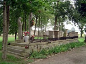 Nur am Rande des Friedhofes findet man Reste deutscher Familiengräber. Die alten Grabsteine wurden zum Bau des Trauerpodestes verwendet.