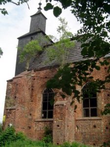Die mittelalterliche Kirche steht unter Denkmalschutz, ist aber einsturzgefährdet und darf nicht betreten werden. 