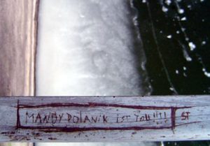 Die Öffentlichkeit scheute auch dieser Verehrer. Auf einem Stahlträger unter der Steinbrücke findet sich der traurige Beweis, dass alte Liebe rosten kann. 