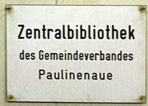 Schon zu DDR-Zeiten hatte Paulinenaue eine Bibliothek. Obwohl es sogar eine Zentralbibliothek war, wanderte ihr Standort durchs halbe Dorf. Die Bibliothek war mal in der Waldstraße, mal in der Bahnhofstraße oder in der Brandenburger Allee zu finden. 