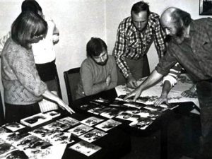 Der Fotozirkel wählt Bilder für eine Ausstellung, 1989