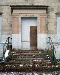 Durch eine extravagante Eingangstür gelangte der Friesacker Bahnhofsvorsteher einst in seine Privatgemächer - mitten im Luch.