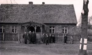 Das Haus der Familie Fritsch in Kutschlau, wenige Jahre nach dem Krieg