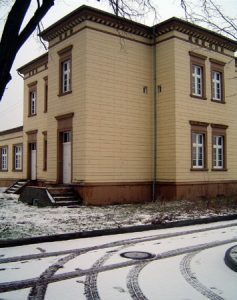  In Neustadt findet man einen von wenigen sanierten Bauten der Strecke - ein Nebengebäude. 