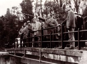 Abb. 3: Prof. Petersen mit Exkursionsteilnehmern an der Paulinenauer Steinbrücke