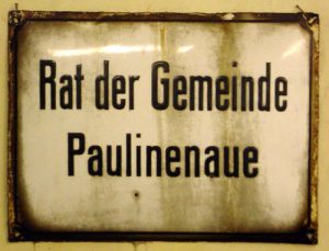 Der „Rat der Gemeinde“ in der Brandenburger Allee war auf Emaille ausgeschildert.