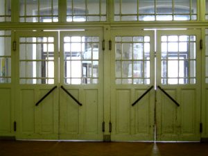 Der Wartesaal des Wittenberger Bahnhofes ist noch begehbar. Türen zur Stadt. 