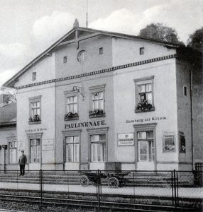 Der Paulinenauer Bahnhof in den 1930er Jahren. Heute ist dieser Bauteil die älteste in ihrer ursprünglichen Form erhaltene Bausubstanz in Paulinenaue.