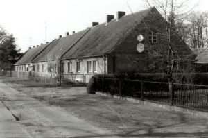 Der Krähenwinkel 2002. In der ehemaligen Gutsarbeitersiedlung wird noch mit Kohle geheizt. Die letzte Sanierung liegt schon mehr als 40 Jahre zurück.