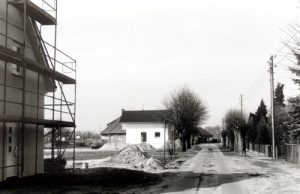 Noch vor wenigen Jahren stand hier mit dem Düngerschuppen das längste Gebäude Paulinenaues. 2002 liegt der Abriss zwei Jahre zurück und Bauarbeiten für Einfamilienhäuser haben begonnen.