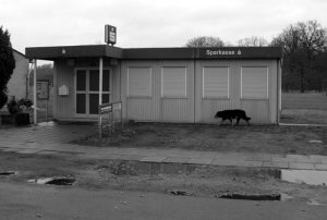 Am Sonntag, dem 18. März 2007 sind die Rollos heruntergelassen. Im Dorf wird eifrig nach dem ausgerückten Hund von Frank Schrader gesucht, der derweil einen kleinen Dorfbummel macht, oder aber bloß nach dem rechten sieht. In den fünf Jahren dazwischen hat es immerhin einen Einbruchsversuch in die Sparkassenfiliale gegeben.