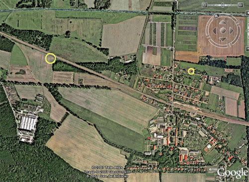 Abb. 4: Legt man die bei Kiekebusch abgedruckte Karte über ein Satellitenbild, kann man den tatsächlichen Standort der Siedlung direkt an der Bahnlinie ziemlich genau ausmachen (großer gelber Kreis). Der kleine Kreis bezeichnet einen Fund aus späterer Zeit, auf den im Artikel nur hingewiesen wird. Karte: Google Earth, 2007. 