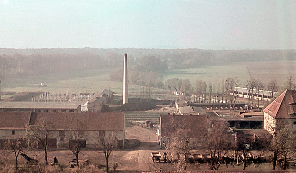 Blick über den Gutshof zur Gärtnerei 1963