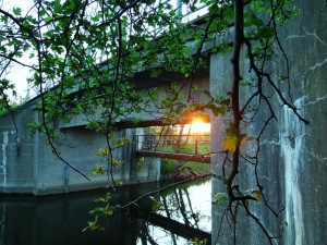 Paulinenaue, Sonnenaufgang an der Steinbrücke über den Großen Havelländischen Hauptkanal am Ostersonntag