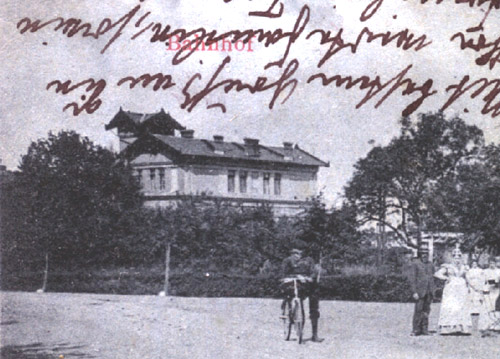 Paulinenaue um 1900: Natürlich gibt es hier noch keinen Konsum. Der so genannte "Park" von Paulinenaue wurde als Turnplatz der Paulinenauer Schule genutzt. Hier im Vordergrund: Gäste des Gasthofs von Wilhelm Grabau. 