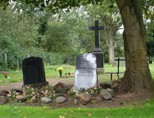 Ehrengräber auf dem Paulinenauer Friedhof