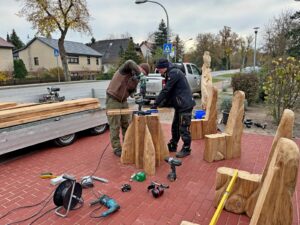 Während der Montage des Tisches. Alles wurde fachgerecht verschraubt. Foto: Eberhard Schwarz