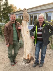 Gergö Schmidt (Firma Pauerwood) und Roland Zeglin (Schulhausmeister) bereiteten den Sitzplatz vor und gaben der Eule einen würdigen Platz. Foto: Eckhard Vierjahn