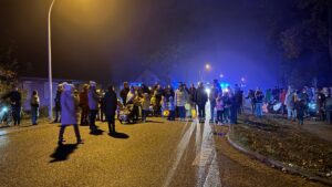 Warten auf den Start des Laternenumzugs vor der Kirche. Foto: Eberhard Schwarz