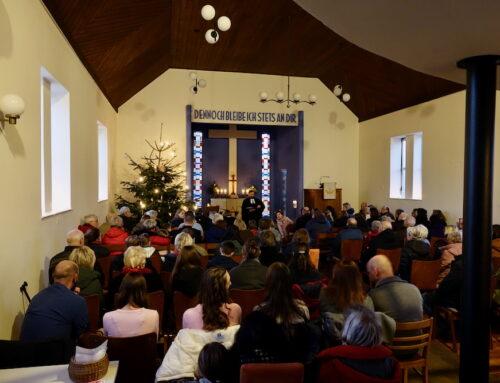 Weihnachten 2024 – Gottesdienst in der Kirche und Weihnachtssingen im Park