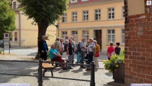 Während der Stadtführung konnte allerhand Spannendes über Tangermündes Stadtgeschichte erfahren werden. Foto: Eberhard Schwarz.