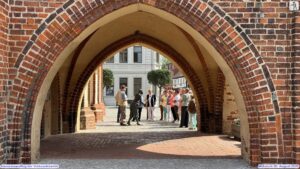 Höhepunkt war wohl die Besichtigung des Rathauses sowohl von innen als auch außen, wo der vermeindichen Brandstifterin Grete Minde mit einer Statue gedacht wird. Foto: Eberhard Schwarz.