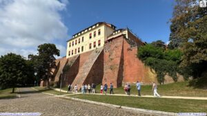 Vorbei ging es auch entlang der beeindruckenden Stadtmauer Tangermündes. Foto: Eberhard Schwarz.