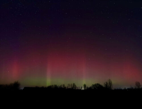 Polarlichter über dem Dorf
