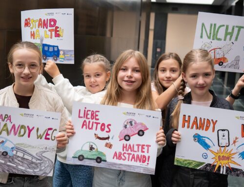 Runter vom Gas – Zeichnungen von Kindern der Paulinenauer Grundschule künftig an Autobahnen